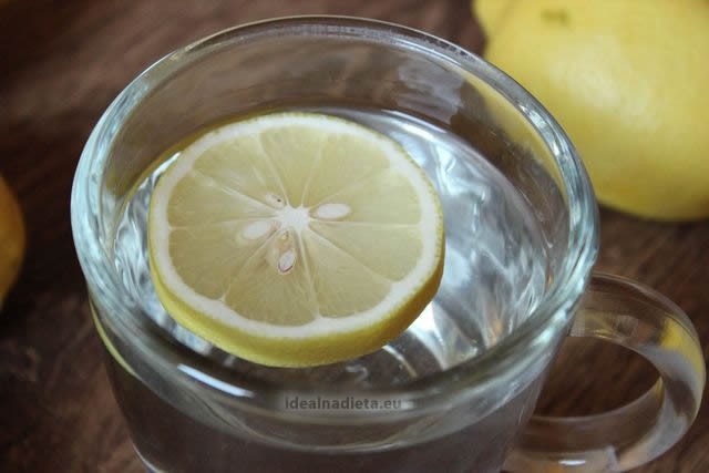 voda s citronom