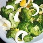 zdravý brokolicový šalát s vajíčkom a dresingom